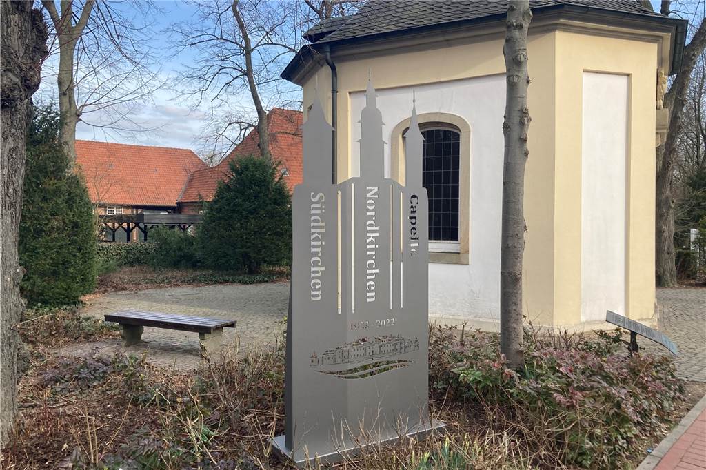 1000 Jahre Nordkirchen: Heimatverein enthüllt Stele von Johannes Wüllhorst An der Schloßstraße gleich neben der Johannes-von-Nepomuk-Kapelle steht seit Samstag (12. März) die erste von drei Jubiläums-Stelen.