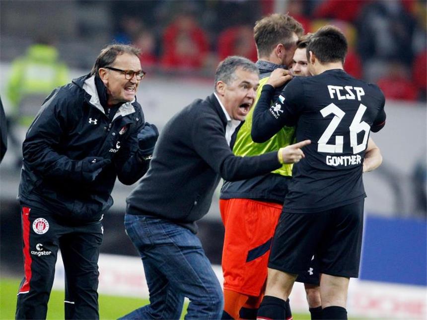 Gerüchte auf St. Pauli: Wird Lienen Sportchef? An der Seitenlinie: St.-Pauli-Trainer Ewald Lienen (l-r), Sportchef Andreas Rettig und Kapitän Sören Gonther. Foto: Roland Weihrauch