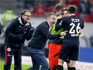 An der Seitenlinie: St.-Pauli-Trainer Ewald Lienen (l-r), Sportchef Andreas Rettig und Kapitän Sören Gonther. Foto: Roland Weihrauch