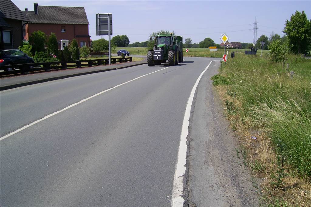 Politik sieht Vorschläge der Initiative Radverkehr überwiegend kritisch Ein Traktor fährt über die Selmer Landstraße, an der es keinen Radweg gibt.