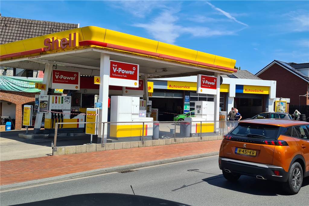 Mit Video: Tank-Chaos in Alstätte – Niederländer stürmen Zapfsäulen An der Shell-Tankstelle in Alstätte gibt es seit Freitagmorgen 10 Uhr kein Super-Benzin mehr. Die Tankstelle ist mit Flatterband gesperrt. Dennoch kommen immer wieder Niederländer und wollen dort tanken. Vergebens.