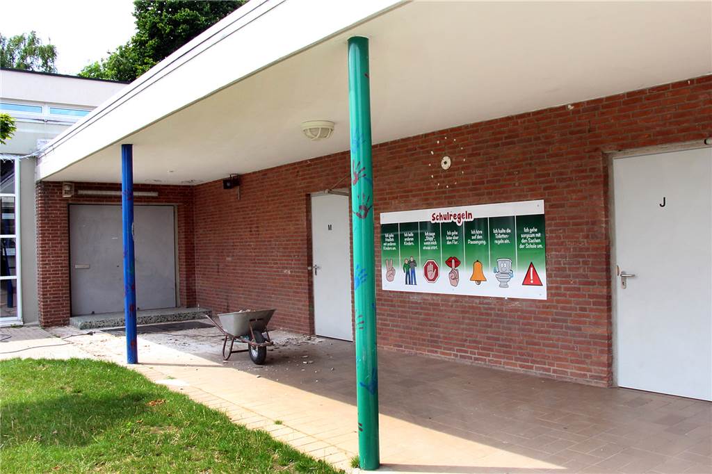 Differenzierungsräume und Akustikdecken: Umbauten an Halterner Schulen An der Silverbergschule wird der Zugang zu den Toiletten verglast.