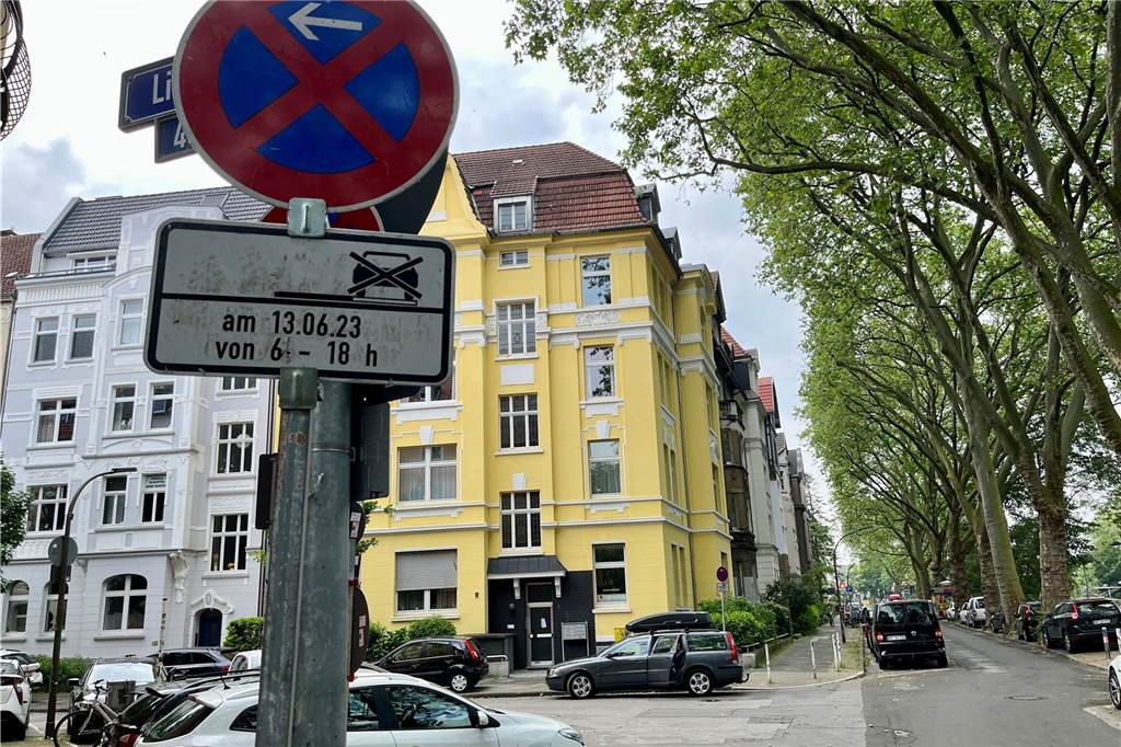 Riesen-Kran kommt in Kreuzviertel: Parkverbote und Straßensperrung An der Sonnen- und Liebigstraße sind jetzt schon Park- und Halteverbote für Dienstag (13.6.) ausgewiesen.