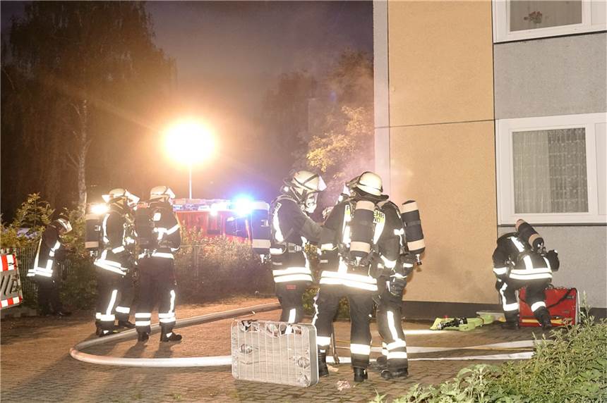 Feuerwehr löscht nachts Kellerbrand und holt Menschen aus dem Haus An der Speckestraße brannte ein Keller. Deshalb mussten 29 Menschen aus dem Gebäude gerettet werden.
