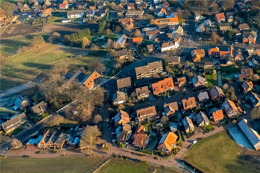 Trotz Bedenken: 15 neue Häuser sollen Ortskern Lippramsdorfs abrunden An der St. Florianstraße (r. im Bild) und entlang der Birkenallee (u. im Bild) sollen zur Abrundung von Lippramsdorf-Mitte neue Wohnhäuser gebaut werden. Die Flächen befinden sich in Privatbesitz.