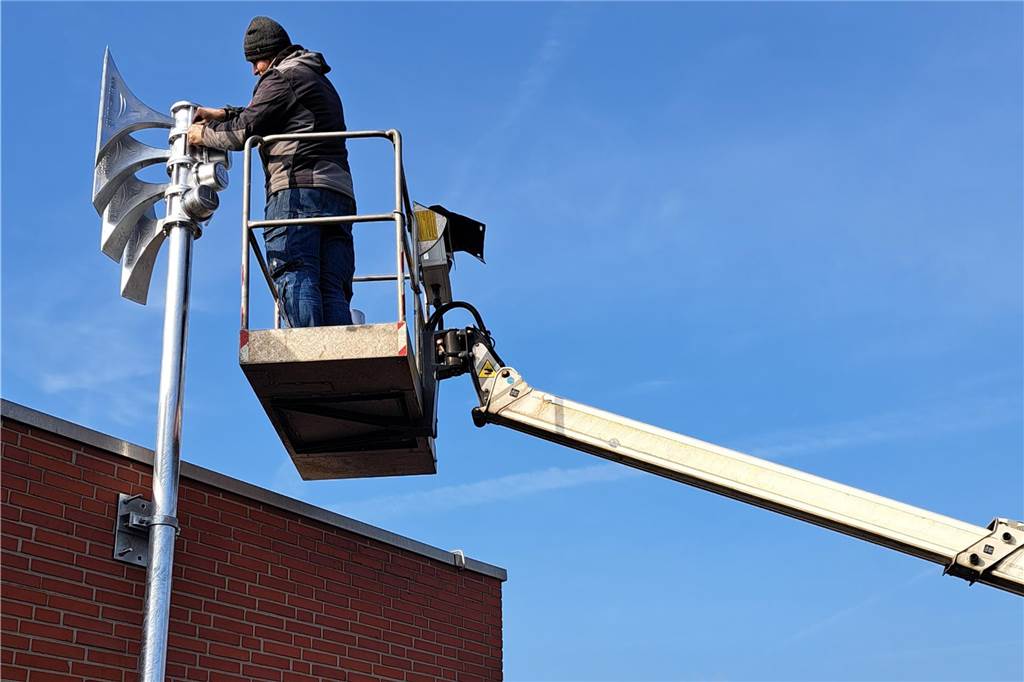 Neue Sirene in Raesfeld angebracht An der St. Sebastian-Grundschule in Raesfeld ist eine neue Sirene angebracht worden.
