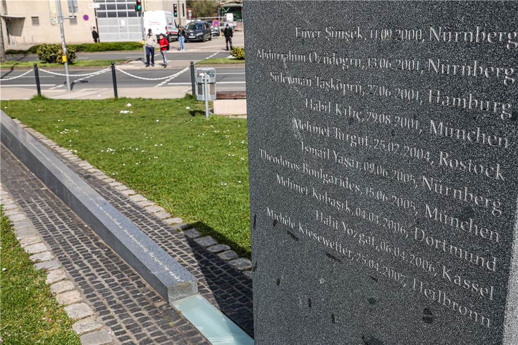 Vor 19 Jahren erschossenen Rechtsterroristen Mehmet Kubaşık An der Steinstraße ist ein Mahnmal für die Opfer des NSU-Terrors errichtet worden.