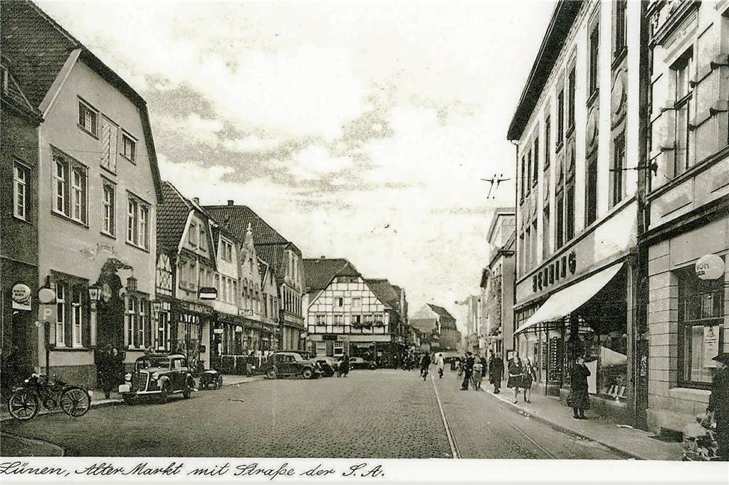 An der Stirnseite des Alten Markten an der Langen Straße steht ein Haus, erbaut von der Lüner Familie Wehrenbold, Mitte des 18. Jahrhunderts. Ursprünglich waren ein Gasthaus und eine Brauerei darin untergebracht. 1795 wurde Caspar Dietrich Wehrenbold, der Gründer der Eisenhütte Westfalia, in diesem Haus, Lange Straße 33, geboren.