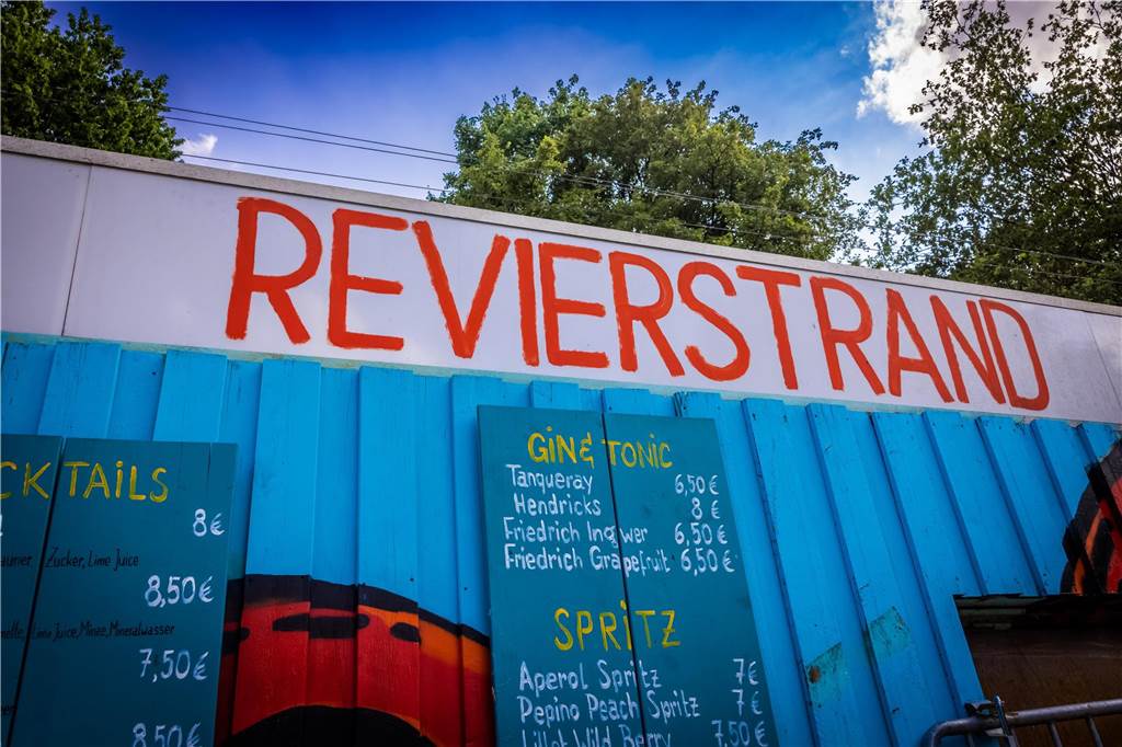 Urlaubsfeeling mit stolzen Currywurst-Preisen und ukrainischer Limo An der Strandbar im Revierpark Wischlingen in Dortmund gibt es neben Bier und Cola auch eine Auswahl an Cocktails und anderen Drinks.