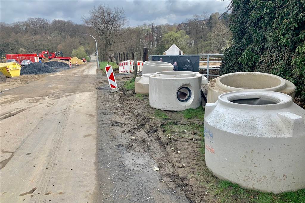 „Verkehrszeichen interessieren keinen“: Warum Autos fahren, aber nicht dürfen An der Straße Hohle Eiche werden ein neuer Kanal und ein Regenrückhaltebecken gebaut. Die Durchfahrt zur Hellerstraße ist nicht möglich.