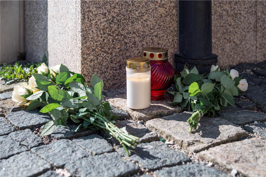 Zehnjähriges Mädchen tot in Kinderheim gefunden: Staatsanwaltschaft geht von Tötungsdelikt aus An der Straßenecke zur Zufahrtsstraße zum Kinder- und Jugendhilfezentrum, in dem eine Zehnjährige tot aufgefunden wurde, liegen Blumen und Grablichter auf dem Gehweg.