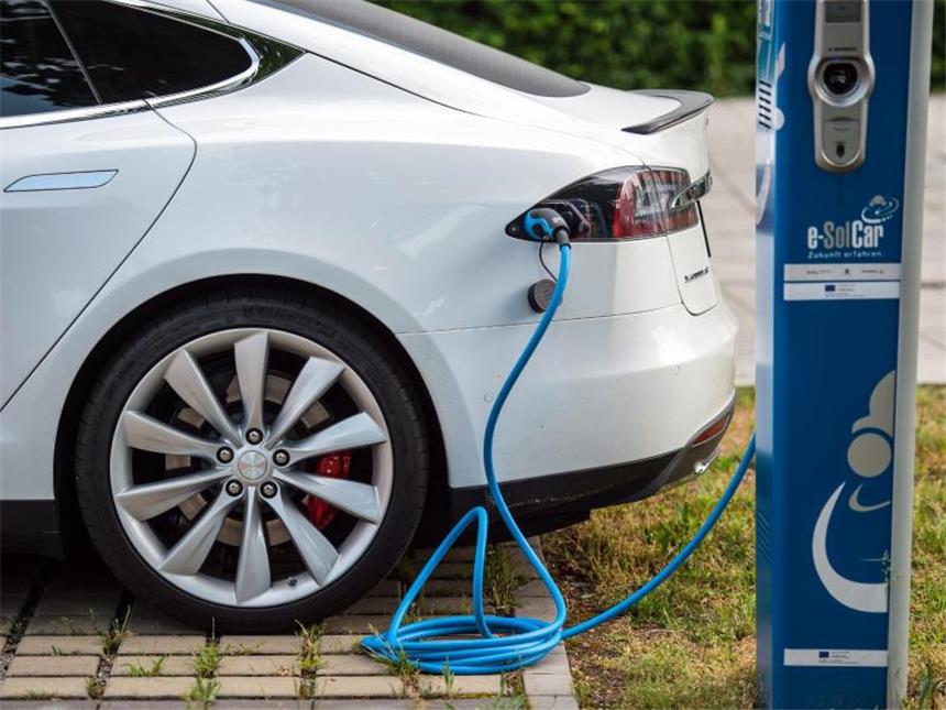 Experte fordert realistische Reichweitengaben von E-Autos An der Stromtankstelle: Elektrofahrzeug der Marke Tesla. Foto: Patrick Pleul