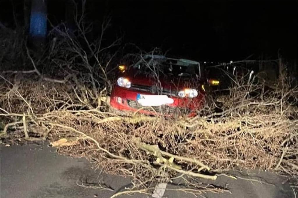 Ticker zum Sturm in Werne und Ascheberg: Antonia trifft ein - Ausfälle bei der Eurobahn An der Südkirchener Straße hatte eine Autofahrerin noch Glück im Unglück.