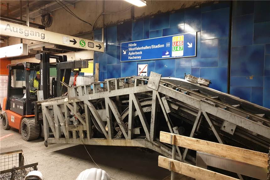 An der Südwest-Seite des U-Bahnhofs Hauptbahnhof wurde die Rolltreppe bereits ausgebaut. Jetzt geht es an der gegenüberliegenden Seite weiter.