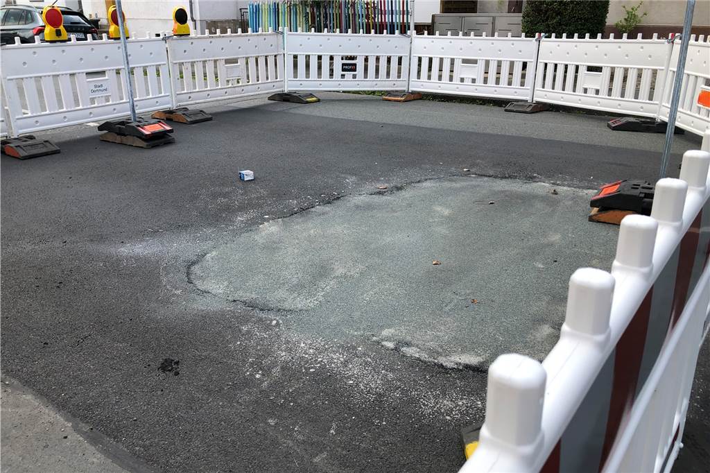 Schon wieder Sperrung wegen Tagesbruch – „Endlich herrscht hier mal Ruhe“ An der Tagesbruchstelle ist noch gut zu erkennen, wo er Anfang des Jahres aufgefüllt worden ist. Nun ist die Straße erneut eingesackt