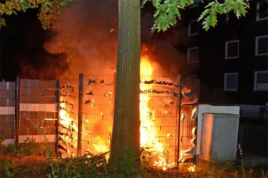 Säcke und Müllcontainer brannten in Barkenberg An der Talaue brannten zwei Papiercontainer.