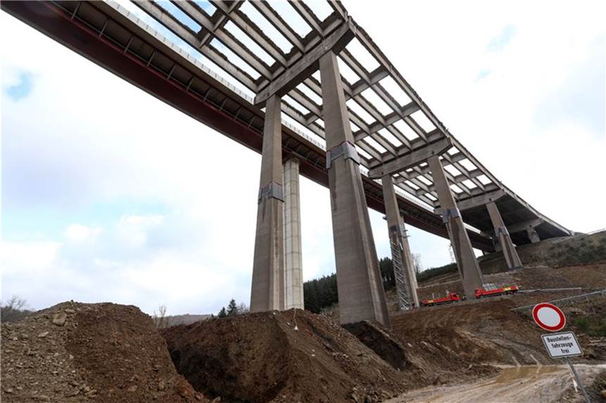 Im Video: Weitere Talbrücke auf A45 erfolgreich gesprengt An der Talbrücke Rinsdorf werden Vorbereitungen für die Sprengung getroffen.