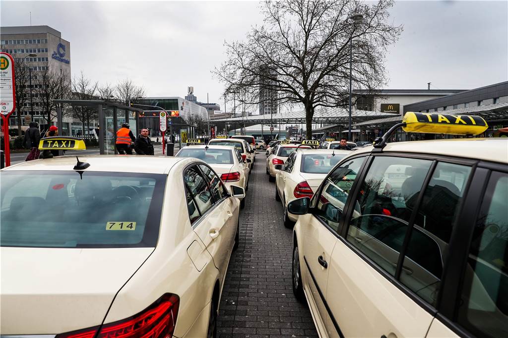Stadt will E-Autos Vorfahrt in Dortmunds längster Taxi-Schlange geben An der Taxi-Vorfahrt am Dortmunder Hauptbahnhof sollen E-Taxen bald Vorrang bekommen.
