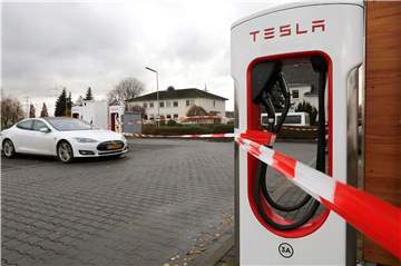 An der Tesla-Tankstelle in Kamen hat es am Mittwochabend einen tragischen Vorfall gegeben. Ein Mann ist bewusstlos aufgefunden worden. Ob es mit dem Stromtanken zu tun hat, soll jetzt geklärt werden.