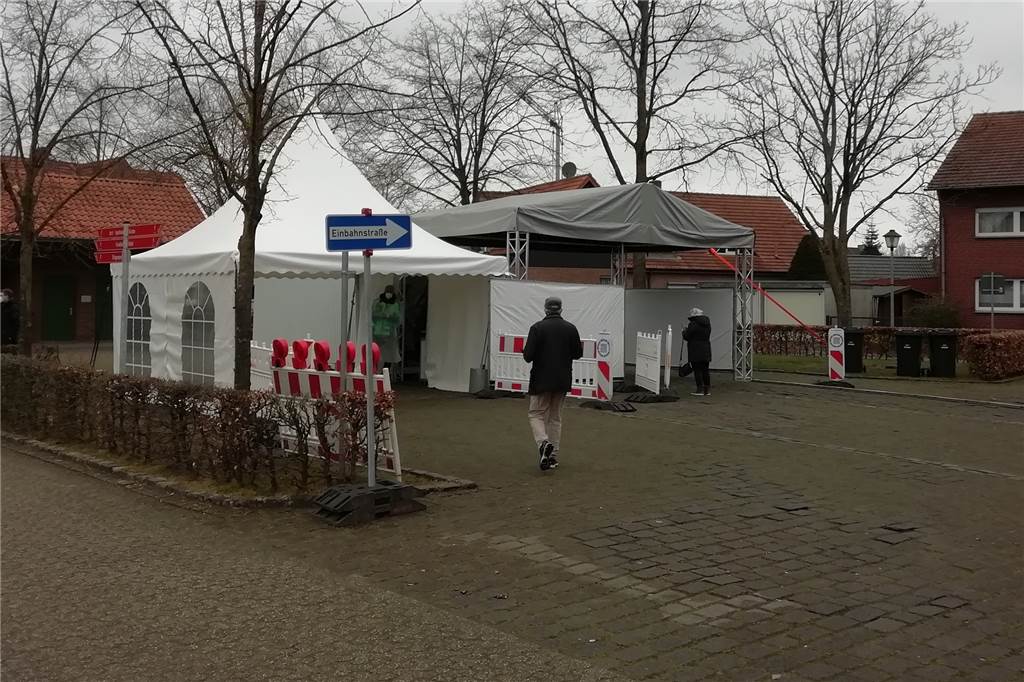 Bürgermeister Weilinghoff freut sich über neue Corona-Teststation in Heek An der Teststation am Markplatz ist am Samstagmorgen noch nicht los. Der verantwortliche Arzt geht aber davon aus, dass hier im Laufe des Tages viel mehr Betrieb sein wird.