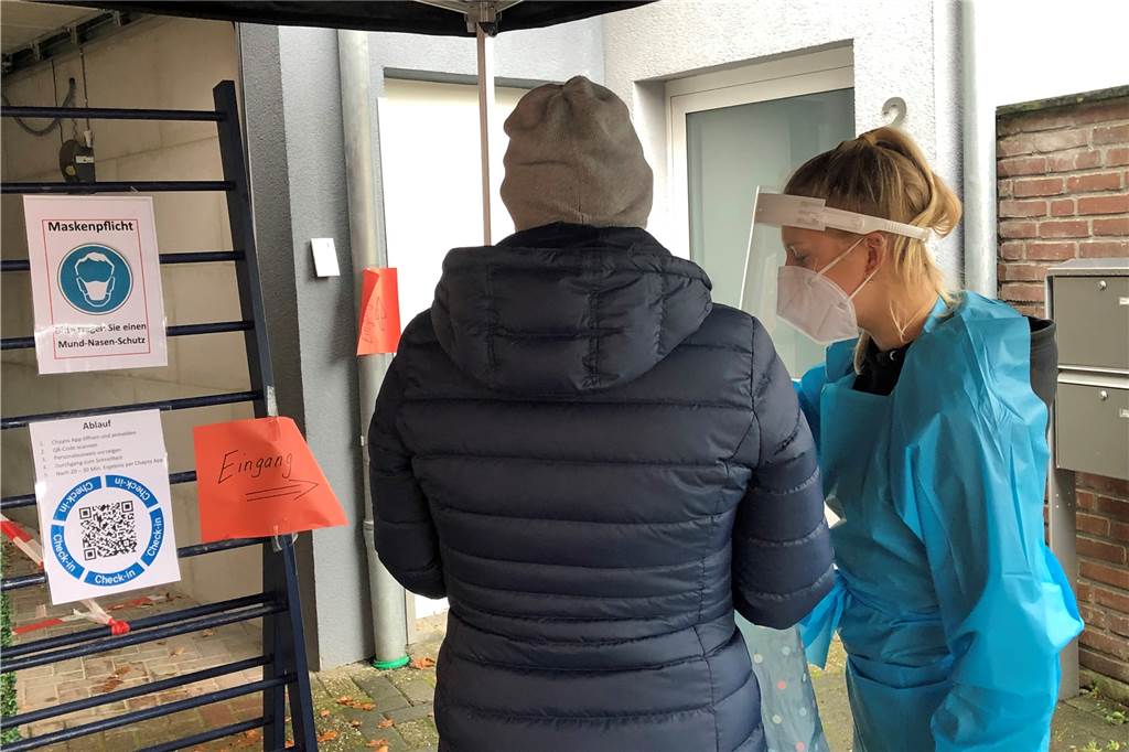 Testen statt Zapfen: Vredener Gastwirt hat wegen Corona umgesattelt An der Teststation, die Thomas Ostendarp zusammen mit Jochen Terbeck am Domhof betreibt, helfen die Mitarbeiter auch dabei, die Chayns-App zu installieren und richtig zu nutzen.