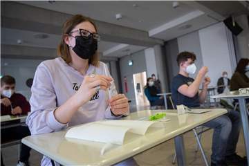 An der Teststrategie für die Schulen übt das Bottroper Jugendparlament Kritik. (Symbolbild)