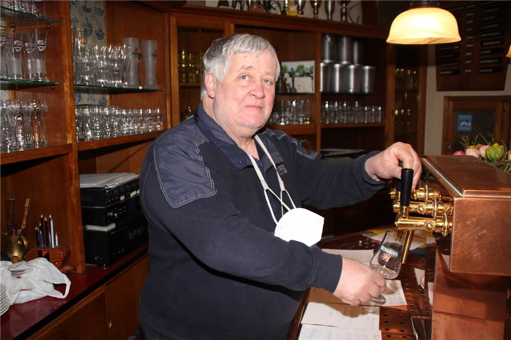 Bürgerkrug in Lünen will in naher Zukunft größer werden trotz Corona An der Theke kümmert sich Heinrich Diebecker eigentlich darum, dass die Gäste nicht auf dem Trockenen sitzen. In der Corona-Krise ist das natürlich nicht wie gewohnt möglich.