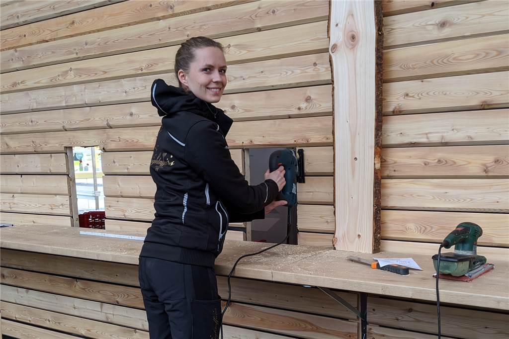 Lieferengpässe und Hackschnitzel – Winterzauber startet mit Chaos An der Theke wurde am Nachmittag noch gewerkelt.