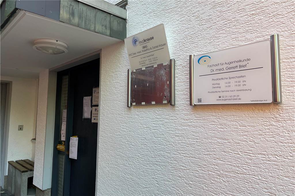 Augenarzt Gerrett Brief richtet sich neu aus und behandelt nur Privatpatienten Zettel und Schilder an der Augenarztpraxis in der Kaubomstraße in Lütgendortmund