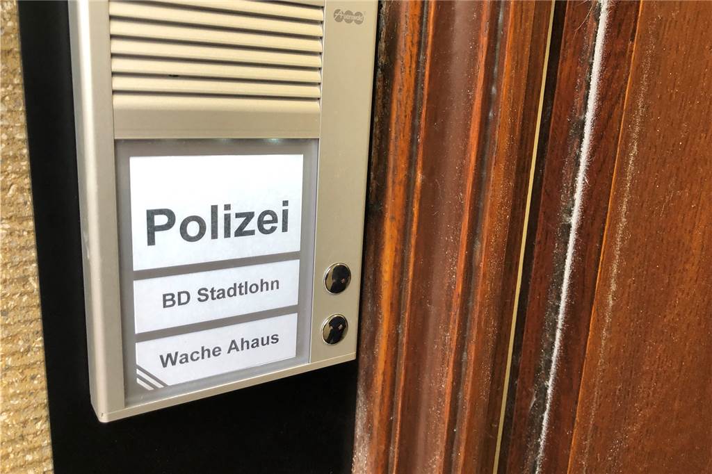 Polizei in Stadtlohn zieht um: Arm des Gesetzes schleppt Büromöbel selbst An der Tür der Polizei am Markt 10 gibt es zwei Klingeln: eine für die beiden Bezirksbeamten zu den Bürozeiten. Die zweite Klingel stellt für dringende Fälle rund um die Uhr einen direkten Sprechkontakt zur Wache in Ahaus her.