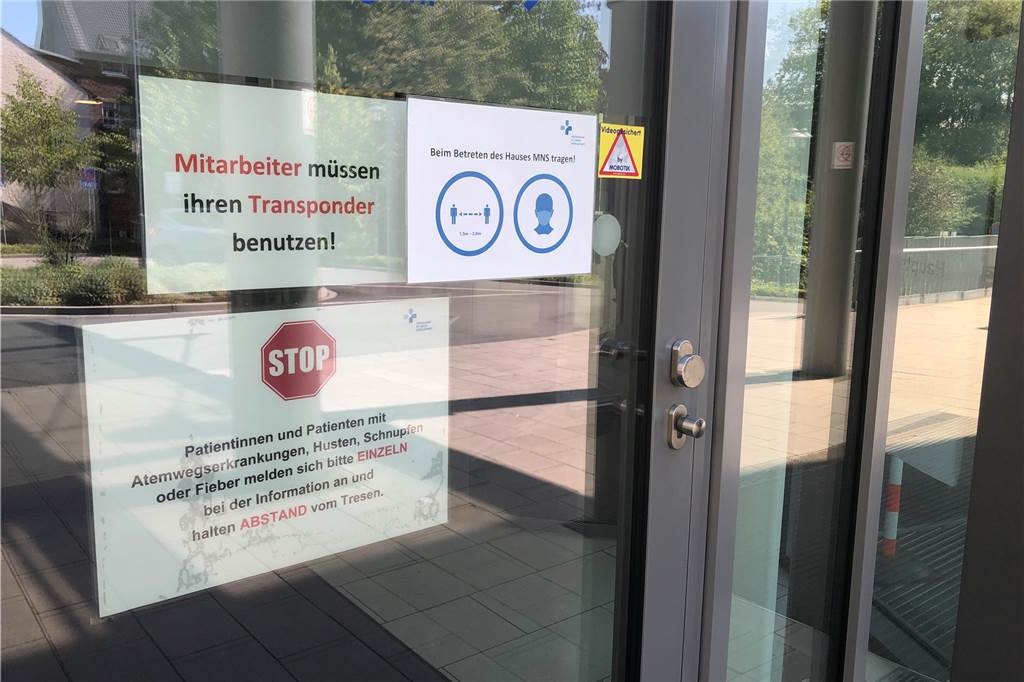 Sieben Corona-Fälle im St.-Rochus-Hospital: Notfälle werden weiter behandelt An der Tür des Krankenhauses gab es am Dienstagmorgen keine Information zu einem Corona-Ausbruch.