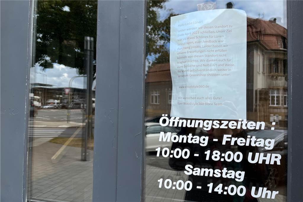 Woodstyle360 immer noch nicht geräumt: Hauseigentümer wirft Stadt schlechte Kommunikation vor An der Tür hängt weiterhin dieser Zettel. Unter der beifügten Internetadresse findet sich jedoch keine sichere Website.