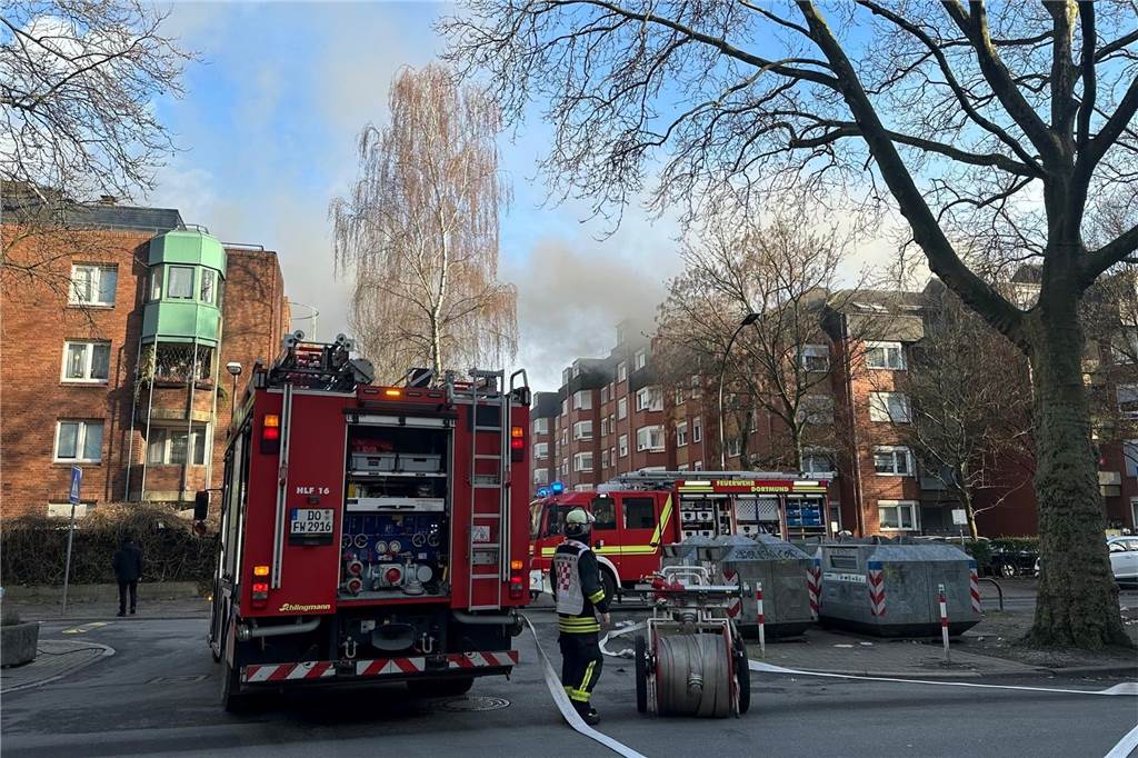 Die Feuerwehr steht in der Uhlandstraße