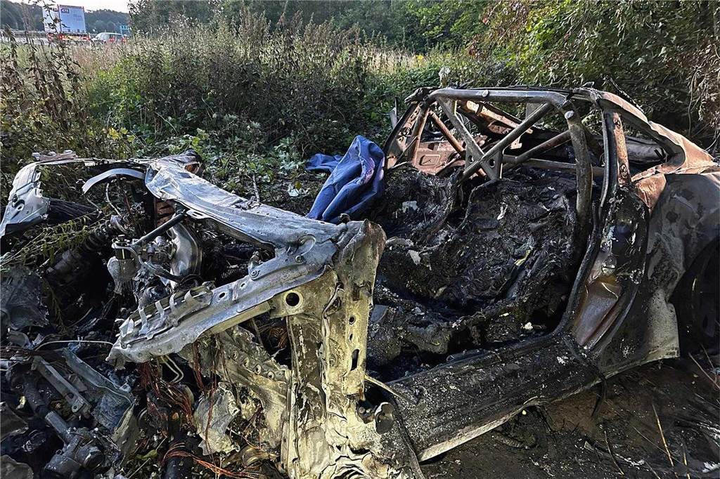 An der Unfallstelle im Kreuz Dortmund/Unna liegt das Wrack des Porsche, in dem zwei Personen verunglückt sind.