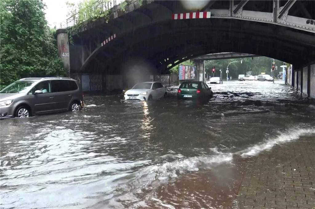 Straßen, Keller und Bahn-Station überflutet - Feuerwehr zieht Bilanz An der Unionstraße musste nach einer Überflutung der Unterführung ein Auto abgeschleppt werden.