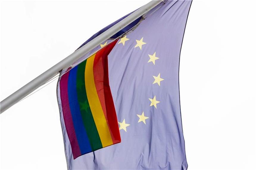 EU-Kommission geht gegen Ungarns Gesetz zu Sexualität vor An der Vertretung der Europäischen Kommission in Berlin weht eine Regenbogenflagge neben der Flagge der Europäischen Union.