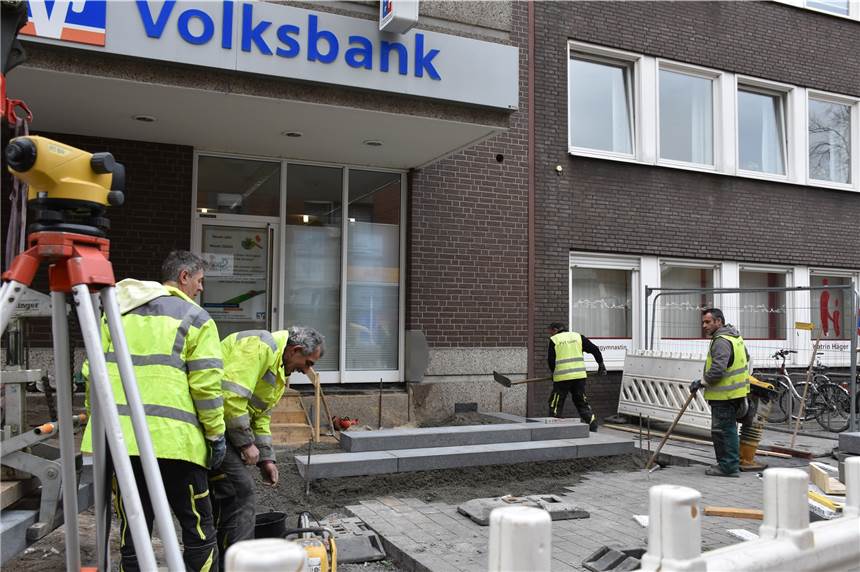 Mehr Absperrungen sollen für Sicherheit an der Baustelle am Moormannplatz sorgen An der Volksbank haben Bauarbeiter erste Stufen gesetzt.