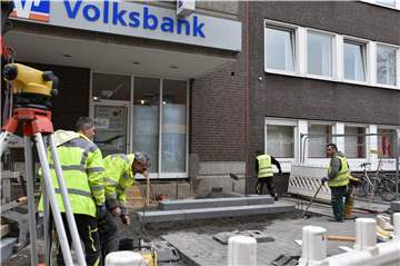 An der Volksbank haben Bauarbeiter erste Stufen gesetzt.