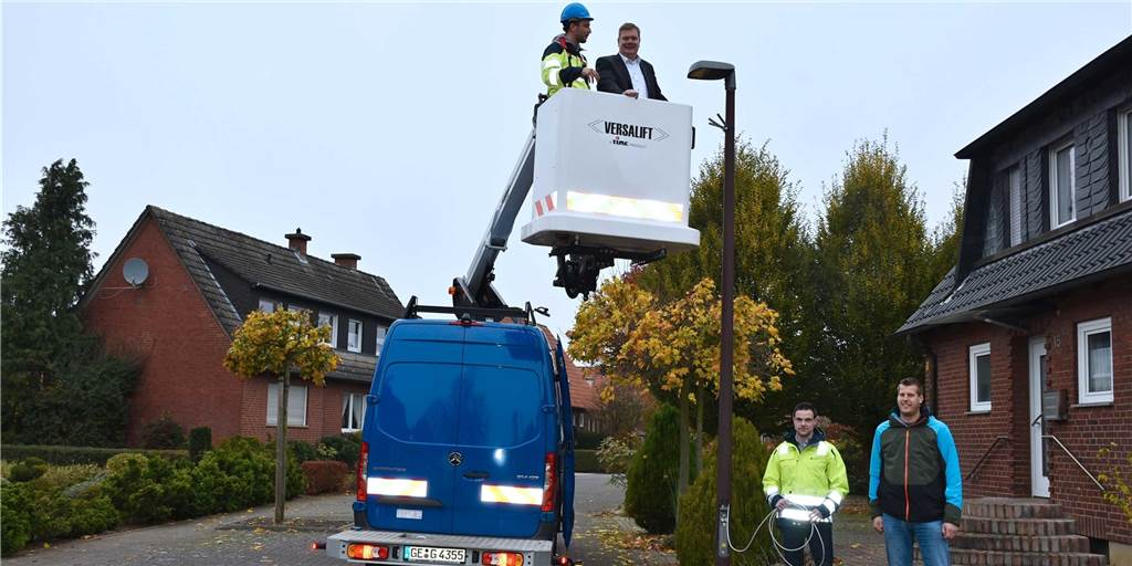 Bausperre „Von-Büren-Straße“? Gemeinde will Sperre von 2 Jahren für das Baugebiet Ein Kranwagen an einer Straßenlaterne