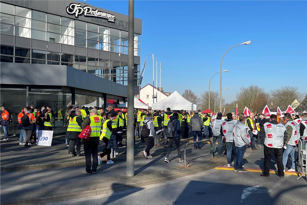 650 Teilnehmende bei Verdi-Streik für bessere Löhne auf der B1 An der Vooßkuhle hat es eine erste Versammlung gegeben.