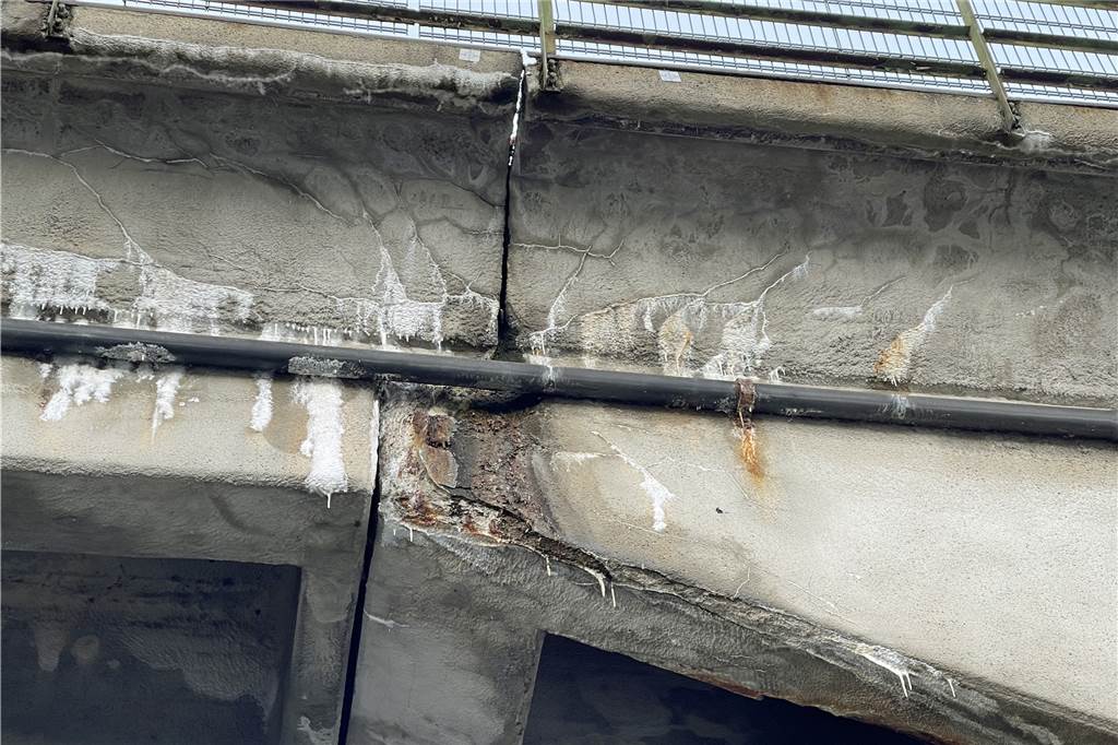 XXL-Baustelle Lippebrücke-Ahsen: Abriss mit Hindernissen An der vor fast 100 Jahren gebauten Brücke sind die Schäden unübersehbar. Sie ist deshalb seit April 2018 gesperrt.