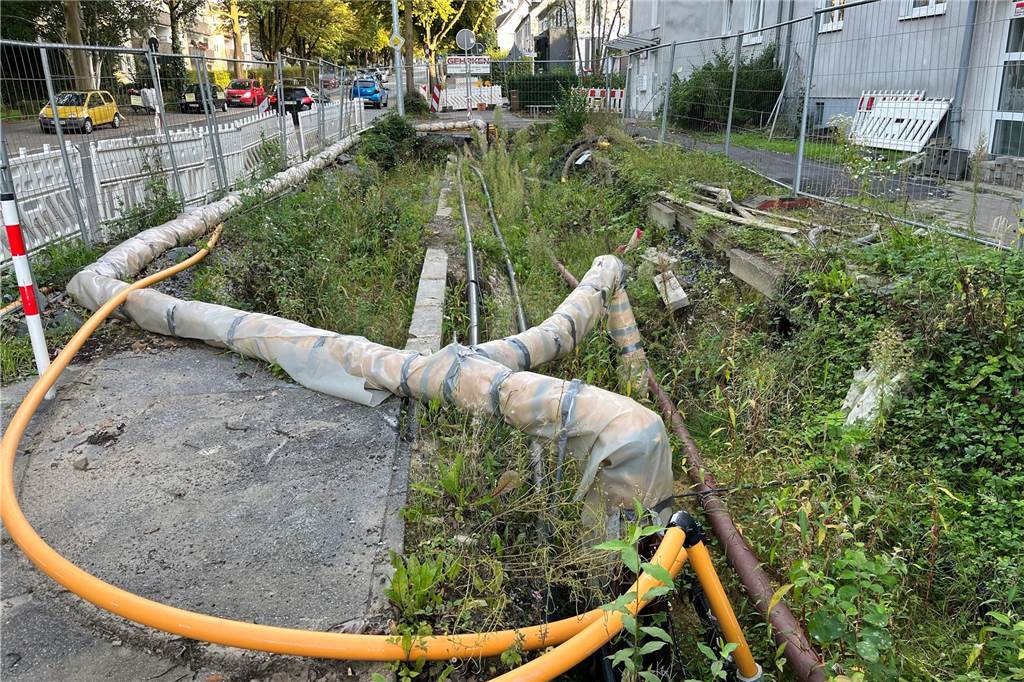 Stadt Dortmund lässt Tunnel an B1 graben: Warum Blindgänger-Untersuchungen Monate dauern können An der Voßkuhle hat sich so lange nichts an der Baugrube getan, dass inzwischen massenweise Unkraut sprießt.