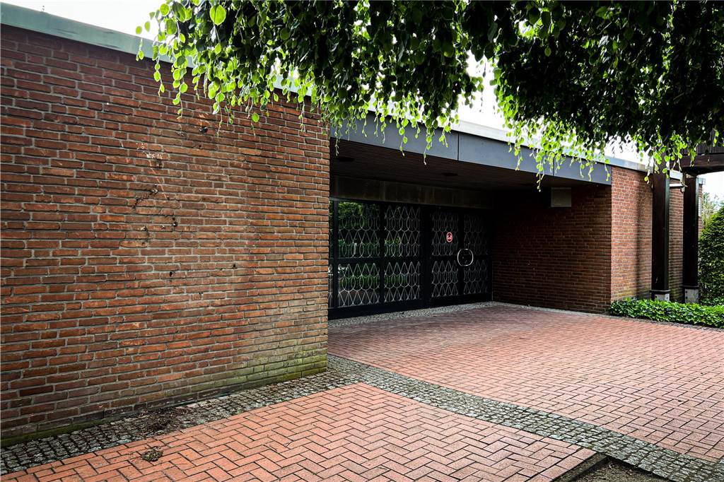 Jesus-Statue gestohlen: Pfarrer Rüdiger: „Wir planen einen Ersatz“ An der Wand neben dem Eingang zur Trauerhalle auf dem Friedhof an der Gahlener Straße in Dorsten hing ein gut 200 Kilogramm schweres Relief auf Bronze oder Messing.