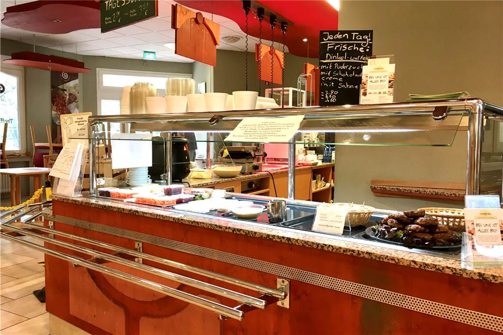 Dortmunds wohl ältester Bio-Markt hofft auf Eis-Saison: „Der Renner“ An der warmen Theke gibt es täglich wechselnde, frisch gekochte Mittagsgerichte - derzeit nur zum Mitnehmen.