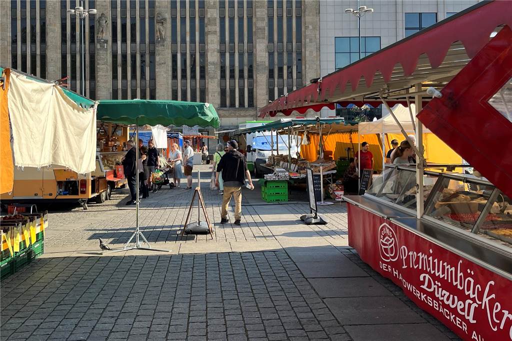 Auf dem Markt: Angepöbelt nach 20 Minuten, angebettelt nach 30 Minuten An der Wegkreuzung wartet dieser Bettler auf Marktkunden und spricht sie offensiv auf Geld an.