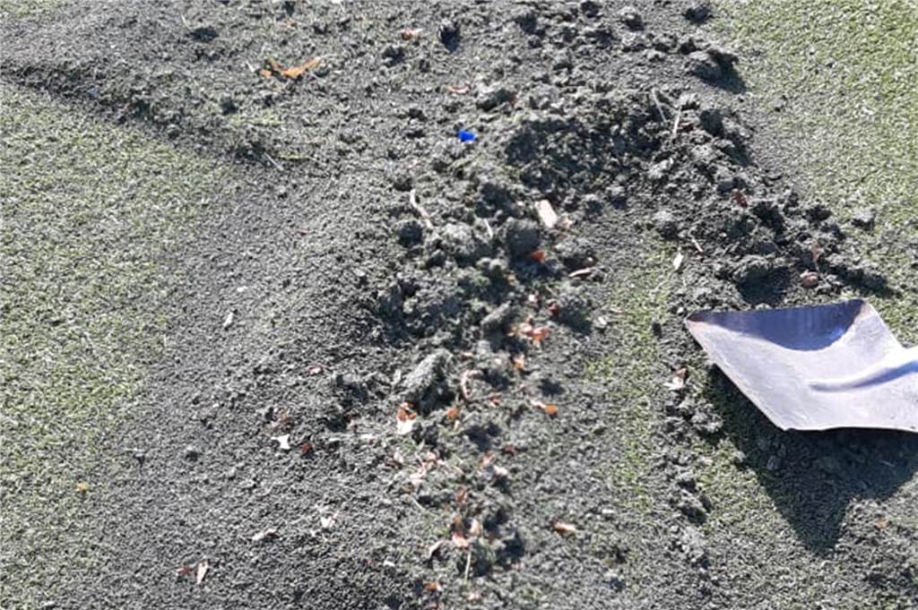 Granulat verklumpt: Nur ein Problem auf Lüner Kunstrasenplätzen? An der Wehrenboldstraße in Wethmar beschäftigte man sich schon im vergangenen Sommer im Rahmen der Platzpflege zwangsweise mit den Granulatklumpen.