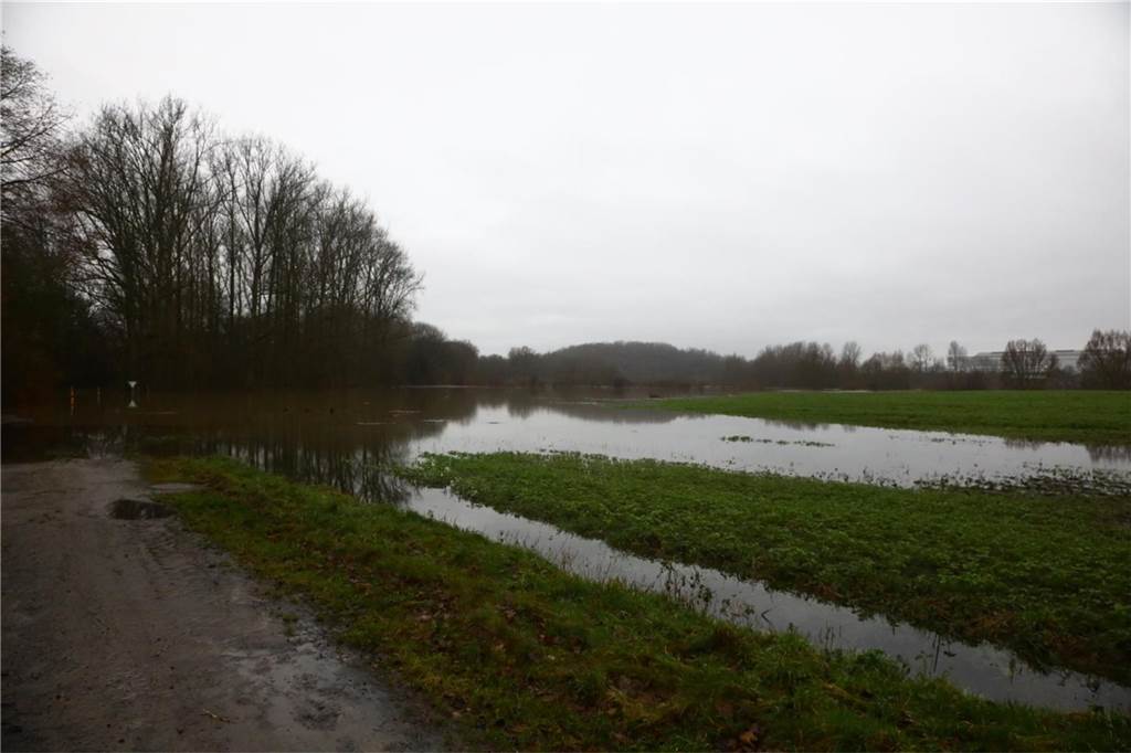 An der Westfalia-Brücke sind die Folgen des Hochwassers deutlich sichtbar.