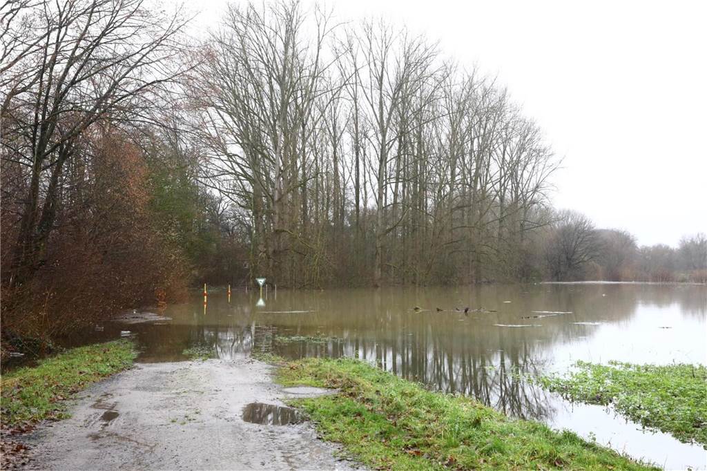 An der Westfalia-Brücke sind die Folgen des Hochwassers deutlich sichtbar.