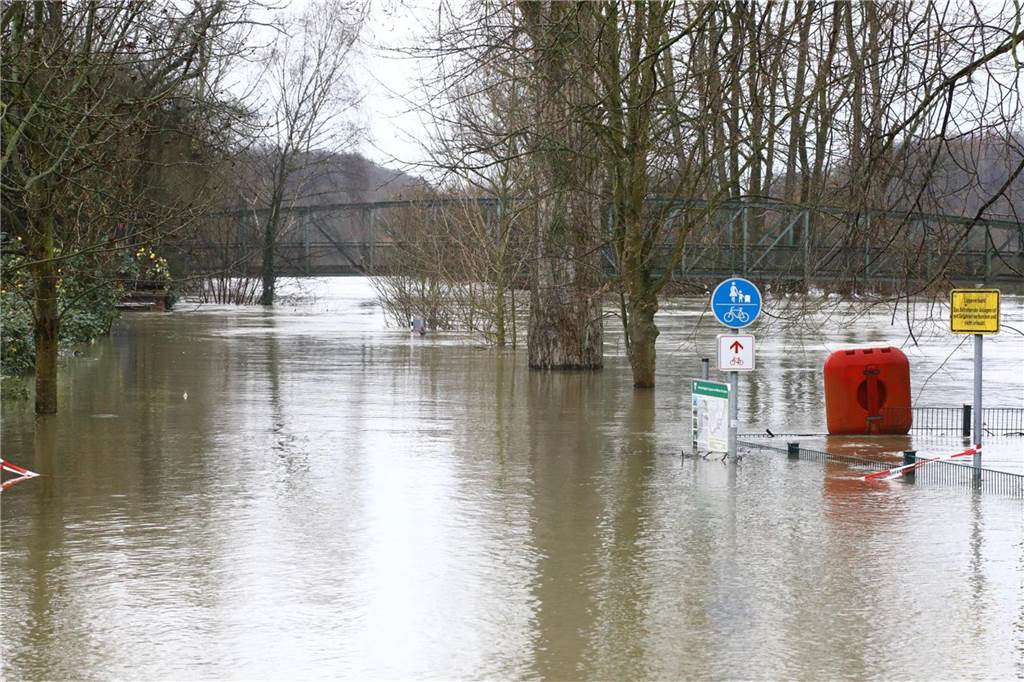 An der Westfalia-Brücke sind die Folgen des Hochwassers deutlich sichtbar.