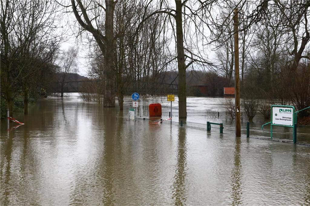 An der Westfalia-Brücke sind die Folgen des Hochwassers deutlich sichtbar.